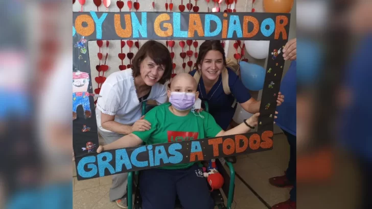 Pequeño guerrero: dieron de alta a Bautista Andrade, el nene que estaba derivado en Buenos Aires por leucemia 