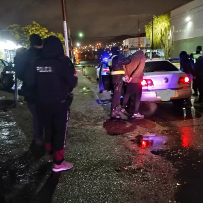 Vecino de Caleta Olivia amenazó a un comerciante con un arma robada a un policía Vecino de Caleta Olivia amenazó a un comerciante con un arma robada a un policía