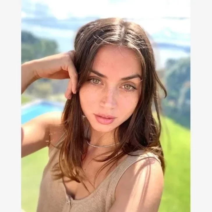 La guapísima Ana de Armas poso en la playa para una revista, usando solamente encaje de cuero La guapísima Ana de Armas poso en la playa para una revista, usando solamente encaje de cuero