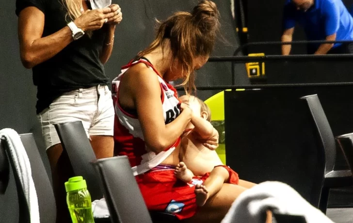 Basquetbolista amamantó a su bebé en el entretiempo de un partido