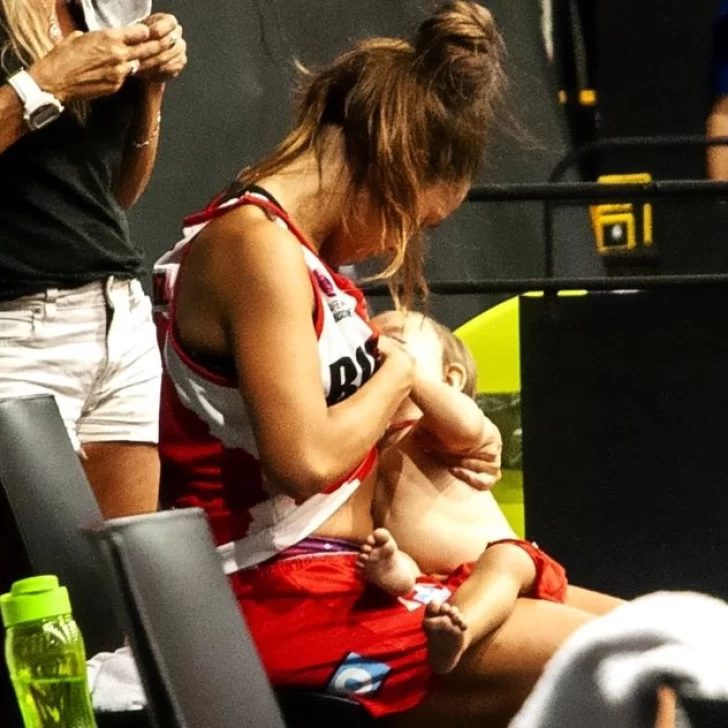 Basquetbolista amamantó a su bebé en el entretiempo de un partido