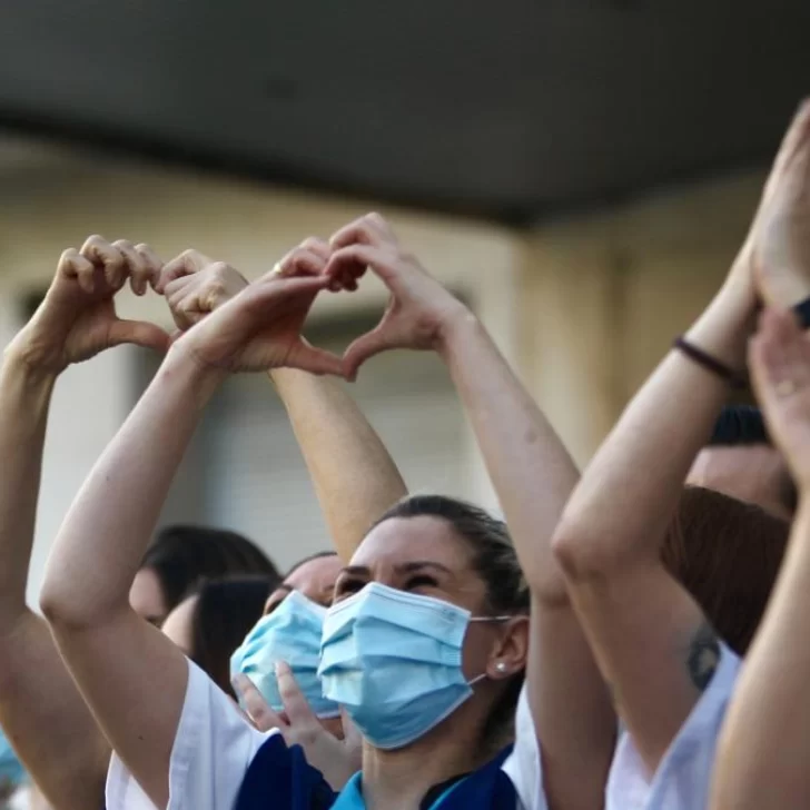 “Que vuelvan los aplausos”: convocan a ovacionar a los trabajadores de la salud como al inicio de la cuarentena