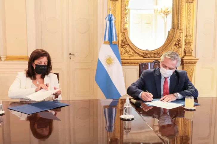 Alberto Fernández firmó un convenio con Arabela Carreras para la puesta en marcha de una Zona Franca