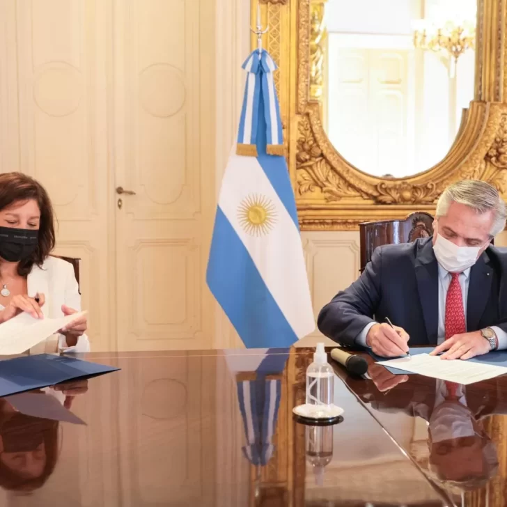 Alberto Fernández firmó un convenio con Arabela Carreras para la puesta en marcha de una Zona Franca