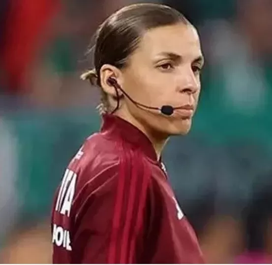 Stéphanie Frappart será la primera árbitra en dirigir un partido en un Mundial