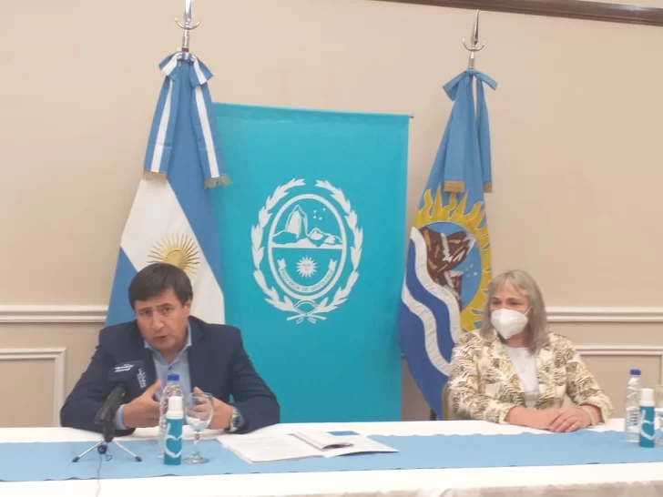 El ministro Daniel Arroyo brinda conferencia de prensa junto a su par Bárbara Weinzettel