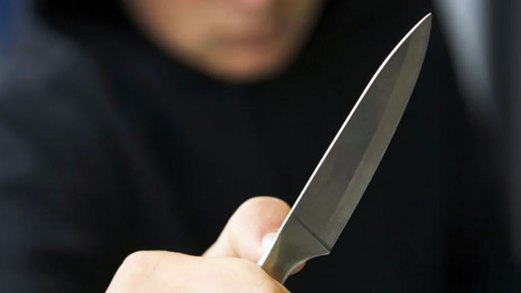 Relatos salvajes: lo amenazó con un cuchillo por lanzarse un gas durante la cena
