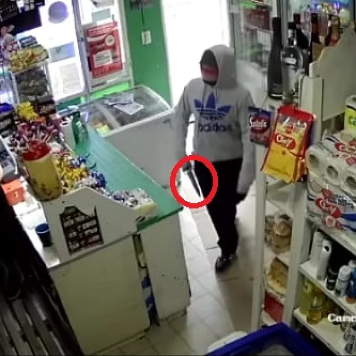 Videos. Violento asalto en un kiosco: entró a robar con un cuchillo y amenazó al vendedor