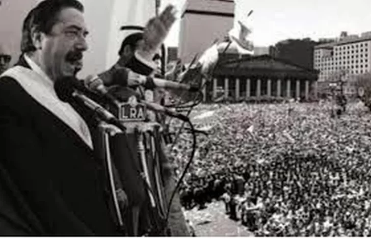 Un día como hoy: Alfonsín asume su primera presidencia tras la dictadura militar