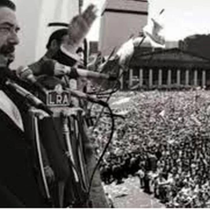 Un día como hoy: Alfonsín asume su primera presidencia tras la dictadura militar