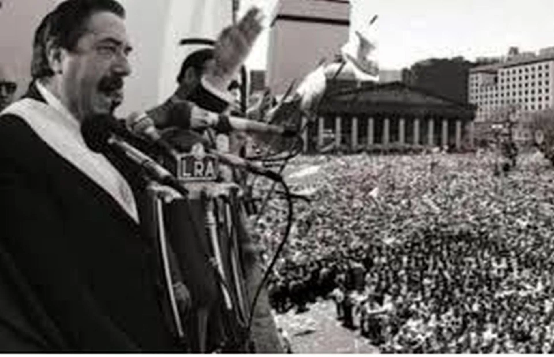 Un día como hoy: Alfonsín asume su primera presidencia tras la dictadura militar