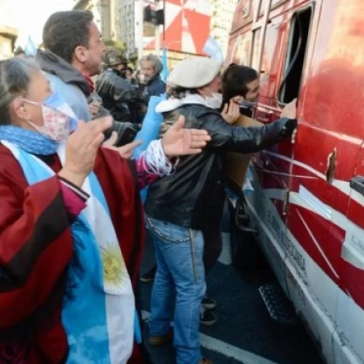 Ataque brutal a periodistas de C5N en la marcha de los “anticuarentena” Ataque brutal a periodistas de C5N en la marcha de los “anticuarentena”