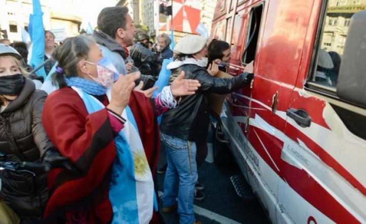Ataque brutal a periodistas de C5N en la marcha de los “anticuarentena”