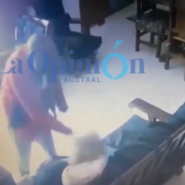 Video estremecedor: Un ladrón arrastró por el suelo de los pelos a una abuela de 77 años para robarle un TV