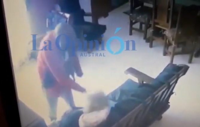 Video estremecedor: Un ladrón arrastró por el suelo de los pelos a una abuela de 77 años para robarle un TV