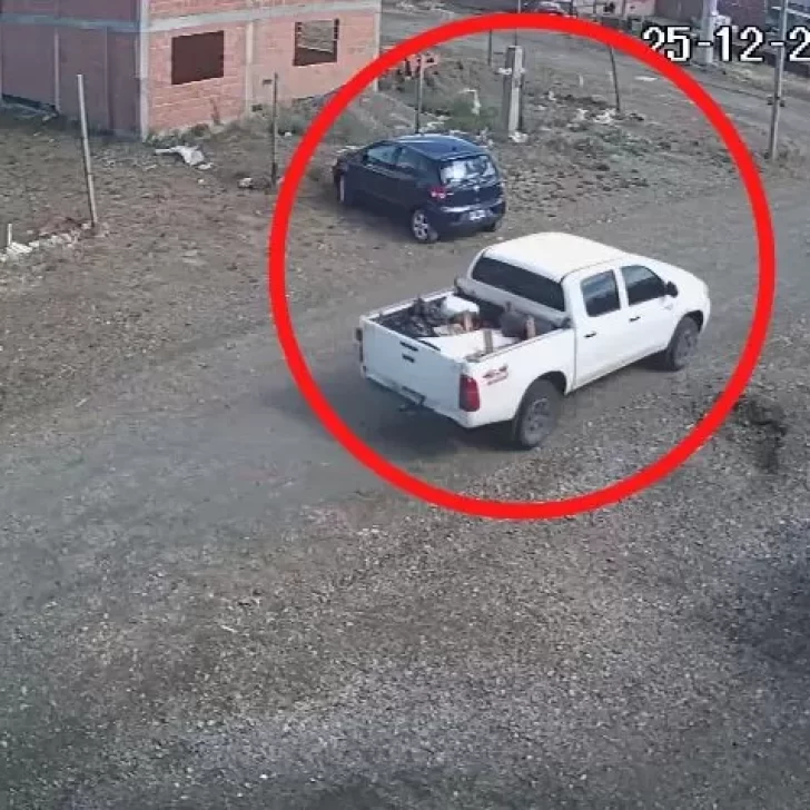 Exclusivo. Investigan misterioso ataque al auto del hijo de Rubén “Carito” Aranda Exclusivo. Investigan misterioso ataque al auto del hijo de Rubén “Carito” Aranda