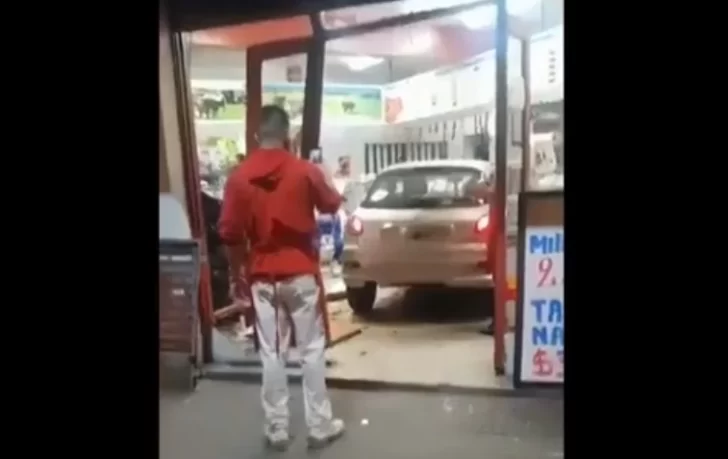 Video: Una mujer embistió de lleno con su auto dentro de una carnicería