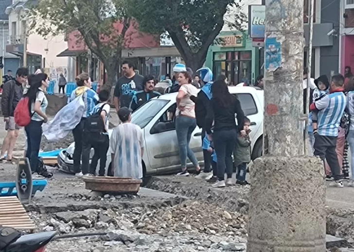 Video. Festejo a fondo: iba emocionada a la caravana de Argentina y cayó en “La Zanjaneta”