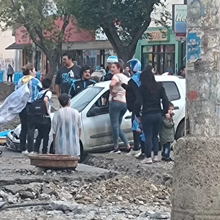Video. Festejo a fondo: iba emocionada a la caravana de Argentina y cayó en “La Zanjaneta”