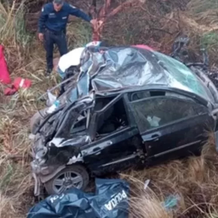 Un auto desbarrancó y cayó 40 metros por un precipicio: murieron dos adolescentes