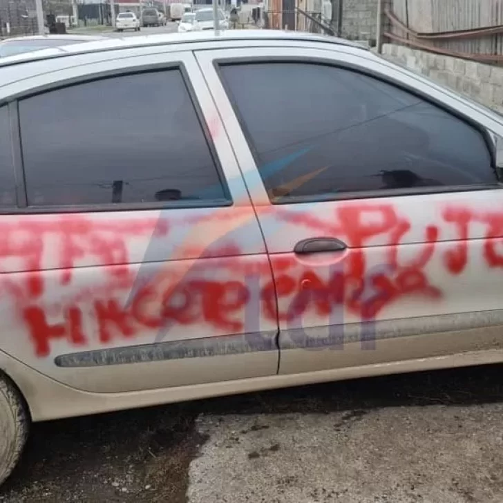 “Hacete cargo de la bendi”, la sugestiva pintada contra el auto que recibió un joven que apuntó a su ex