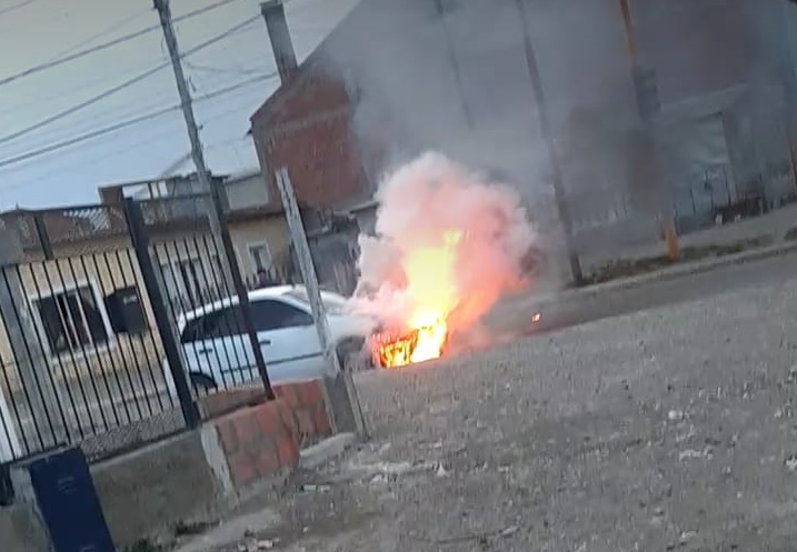 Un auto se prendió fuego en el corazón del barrio Belgrano