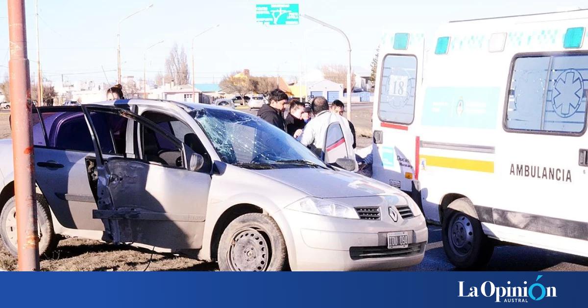 Perdió el control de su auto y terminó chocando un poste | La Opinión ...
