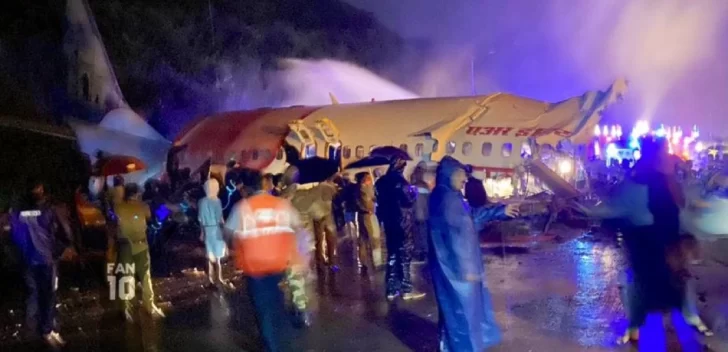 Un avión se estrella y se parte en dos en India con un balance de cinco muertos