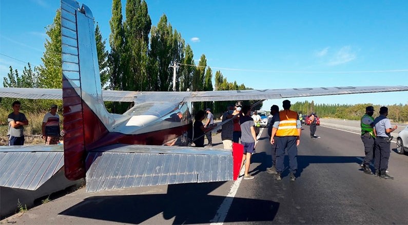 Una avioneta aterrizó de emergencia en plena ruta por un problema técnico