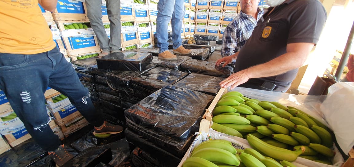 Detectaron en Paraguay un camión que traía a la Argentina toneladas de marihuana camufladas entre bananas