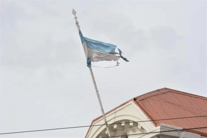 Miremos hacia el cielo, cuidemos nuestra bandera nacional