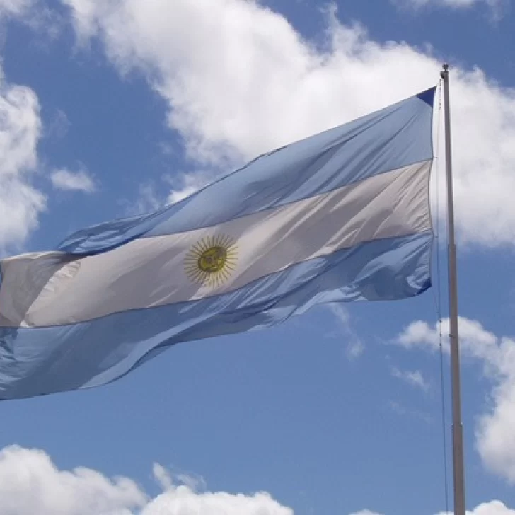 Indignante: robaron la bandera argentina del mástil principal de una ciudad de la Patagonia