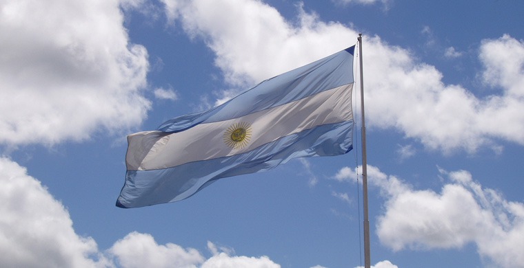 Indignante: robaron la bandera argentina del mástil principal de una ciudad de la Patagonia