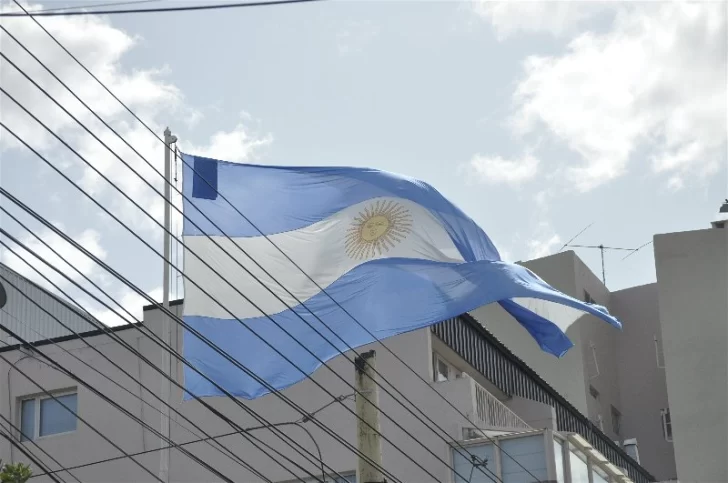 Polémico: la bandera argentina apareció “parchada”