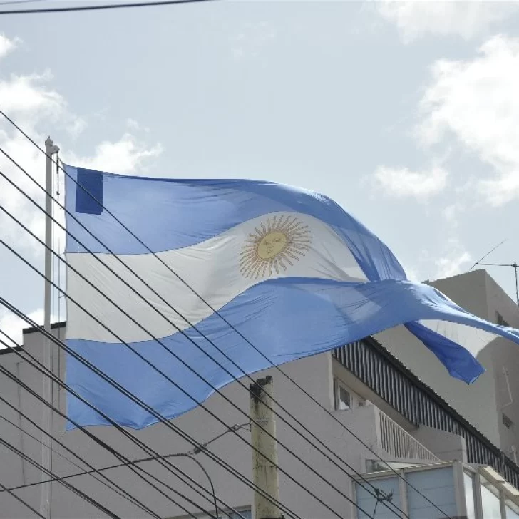 Polémico: la bandera argentina apareció “parchada”