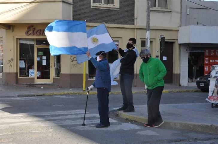 Banderazo: En Río Gallegos hubo 7 personas, tres banderas y un perro