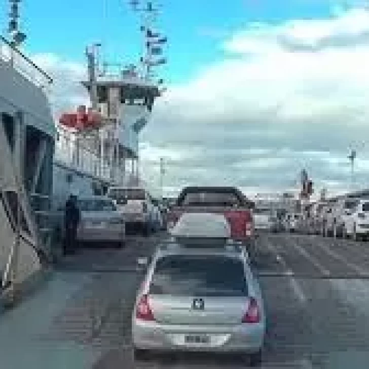 Más de 10 km de camiones y autos permanecieron varados a la espera de poder cruzas en barcaza