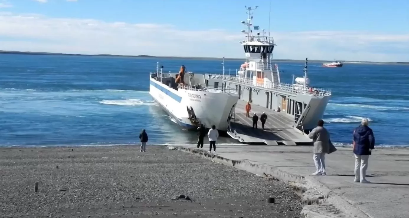 Se normalizó el servicio de la barcaza que une Santa Cruz y Tierra del Fuego