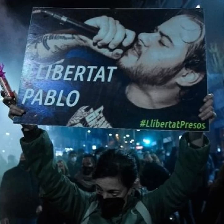 Tensión en Barcelona: manifestantes lanzaron botellas contra la Policía y pidieron por la liberación de Pablo Hasel