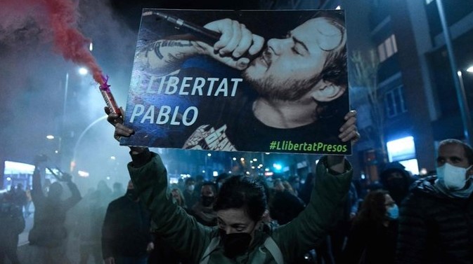 Tensión en Barcelona: manifestantes lanzaron botellas contra la Policía y pidieron por la liberación de Pablo Hasel