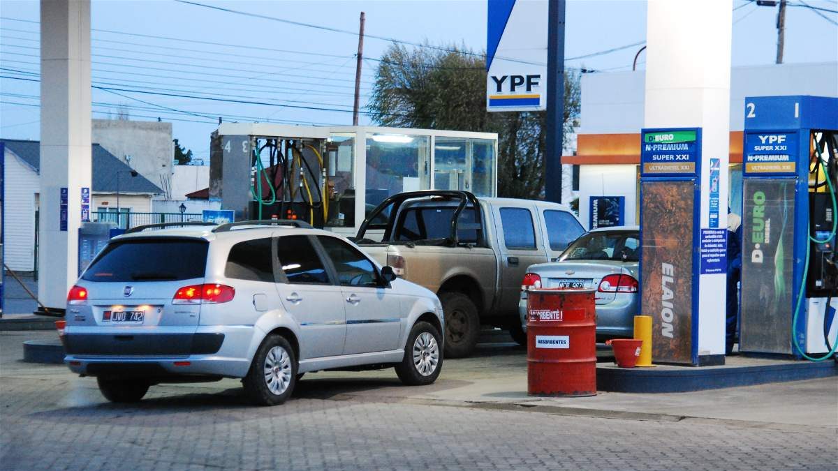 Robaron una campera en la YPF Bark y quedaron escrachados por las cámaras Robaron una campera en la YPF Bark y quedaron escrachados por las cámaras