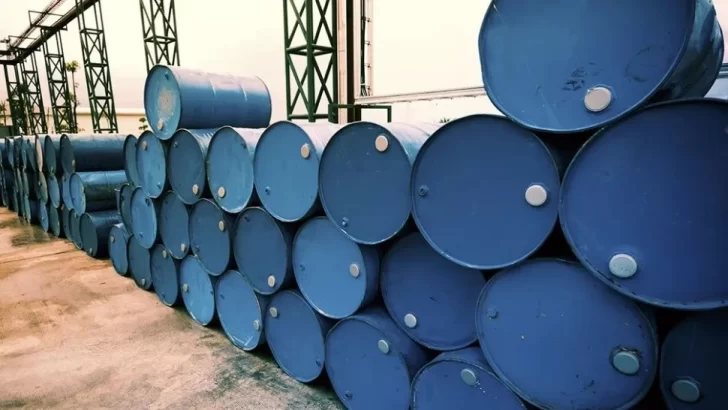 Fuerte suba del crudo tras decisión Arabia Saudita de recortar producción en un millón de barriles