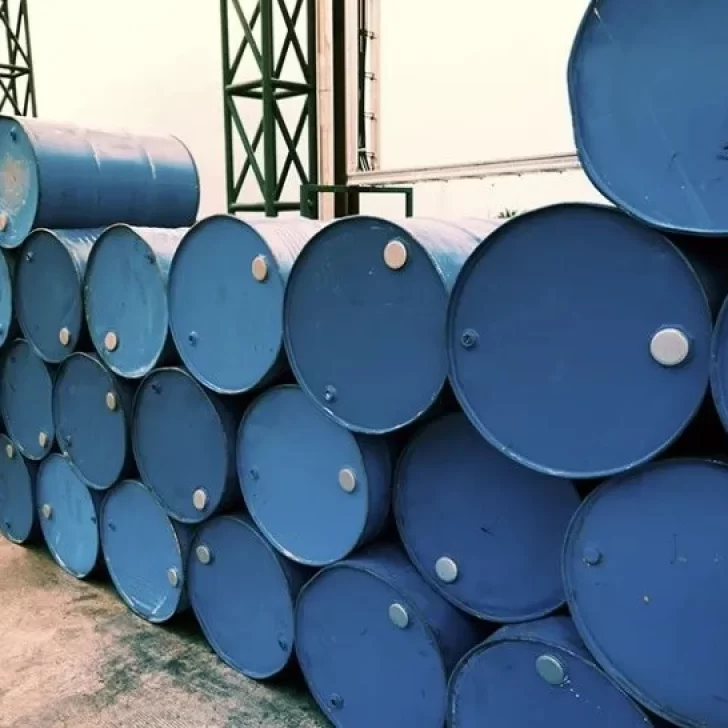 Fuerte suba del crudo tras decisión Arabia Saudita de recortar producción en un millón de barriles