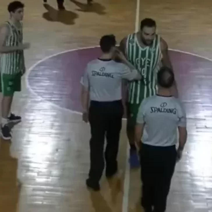 Video. Un basquetbolista corrió al árbitro para golpearlo