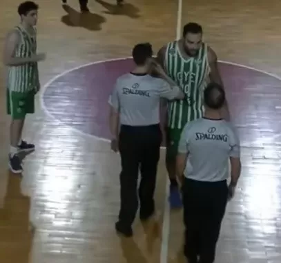 Video. Un basquetbolista corrió al árbitro para golpearlo