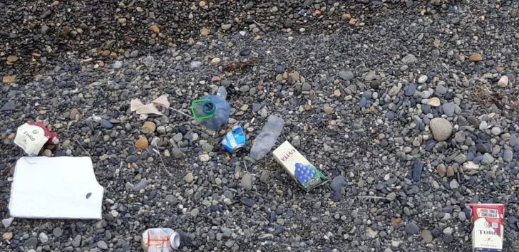 Lo que dejó el “finde”: latas, botellas y cajas de alcohol desparramadas por la costanera