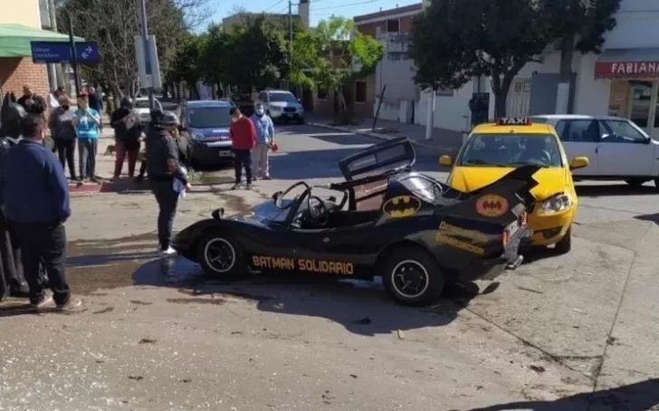 Batman solidario chocó el batimóvil en Córdoba