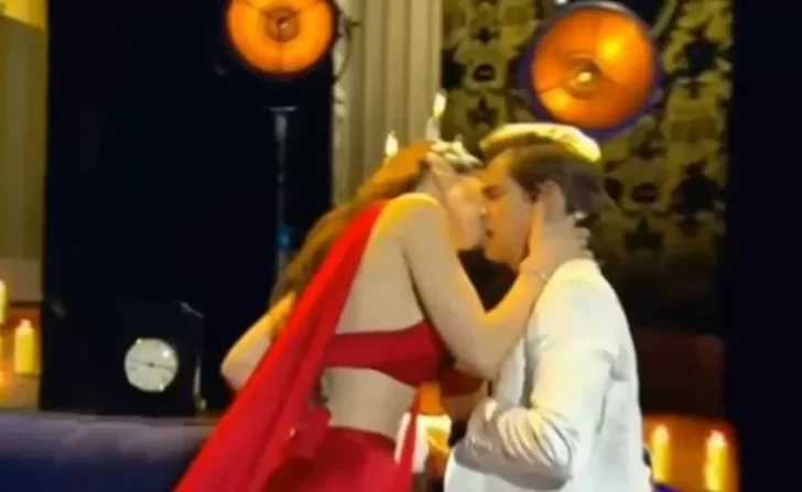Video. Natalia Oreiro le dio un apasionado beso a Carlos Baute que no estaba pautado en los Premios Platino