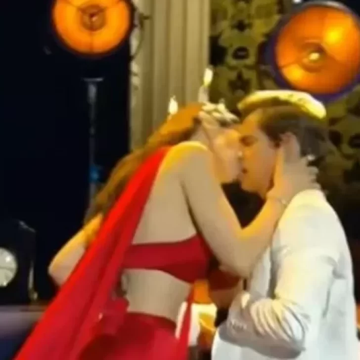 Video. Natalia Oreiro le dio un apasionado beso a Carlos Baute que no estaba pautado en los Premios Platino