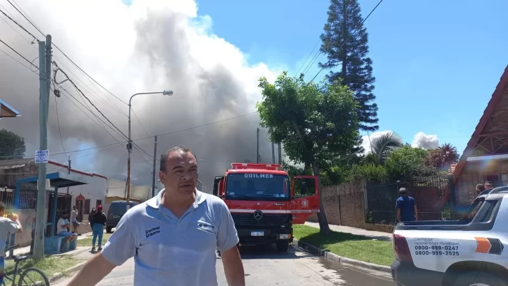 Alerta por humo tóxico tras una incendio en una química de Berazategui
